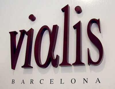 Letras corporeas fabricadas PVC marca Vialis Barcelona Letras corporeas fabricadas PVC marca Vialis Barcelona